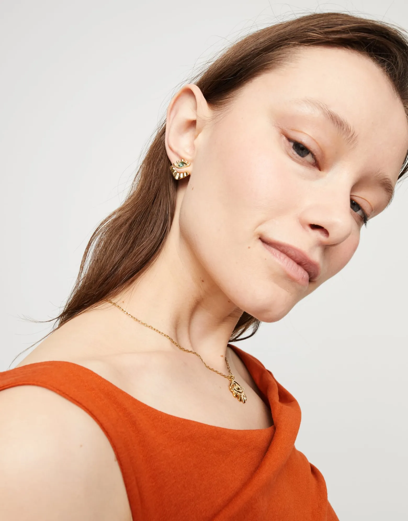 Eye-shaped stud earrings with verde crystal