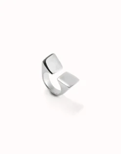 Geometric ring with large square shape