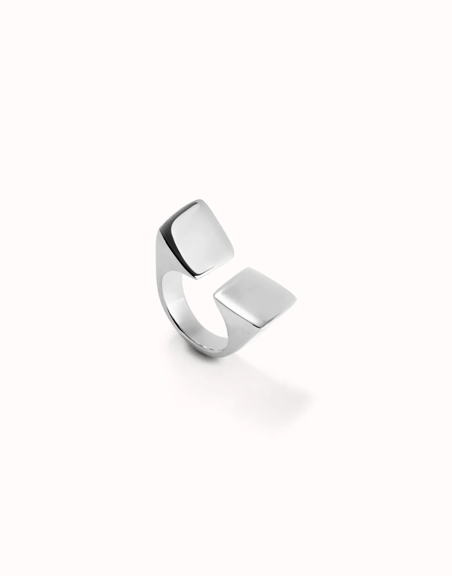 Geometric ring with large square shape