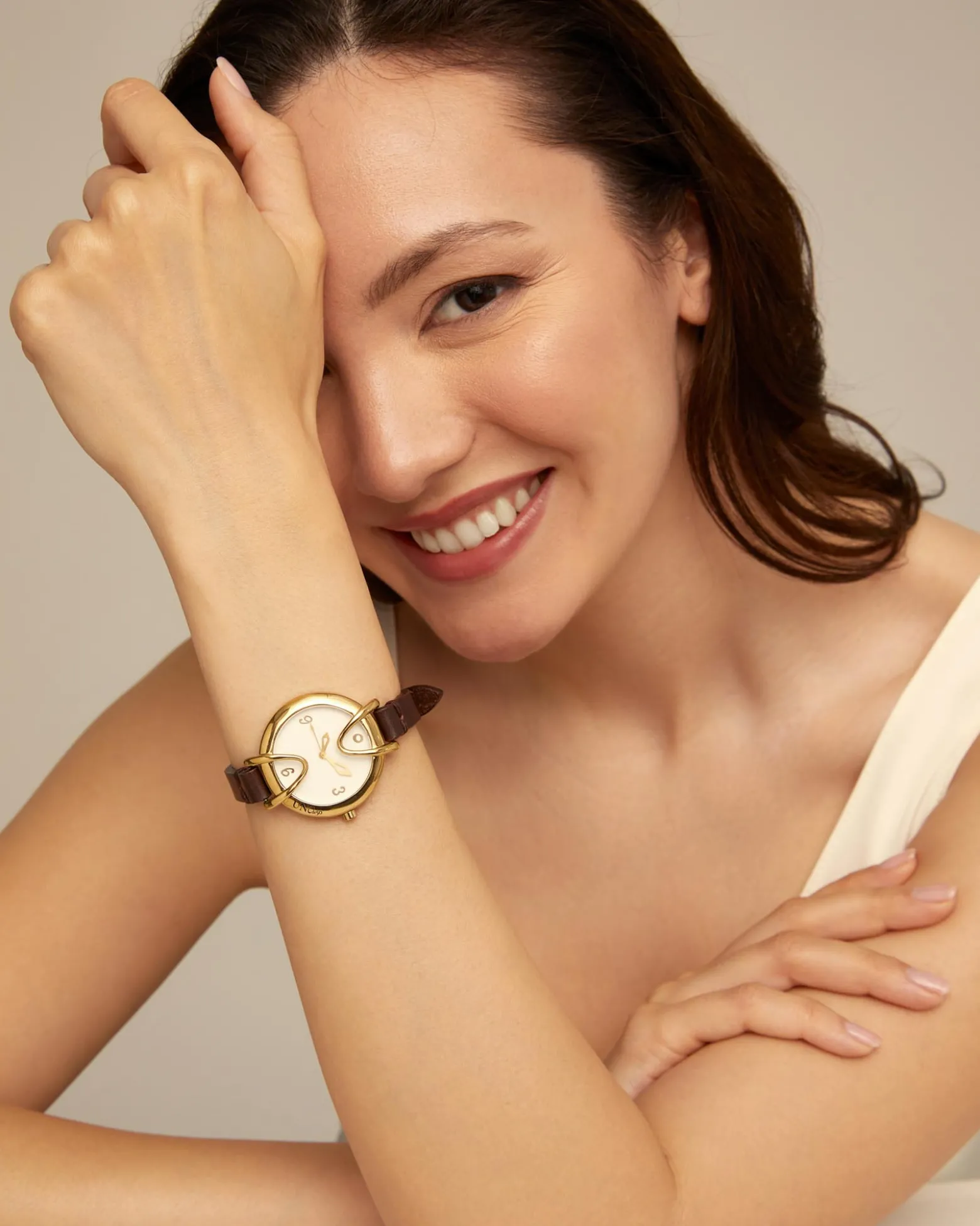 18K gold-plated watch with black leather strap and round white dial