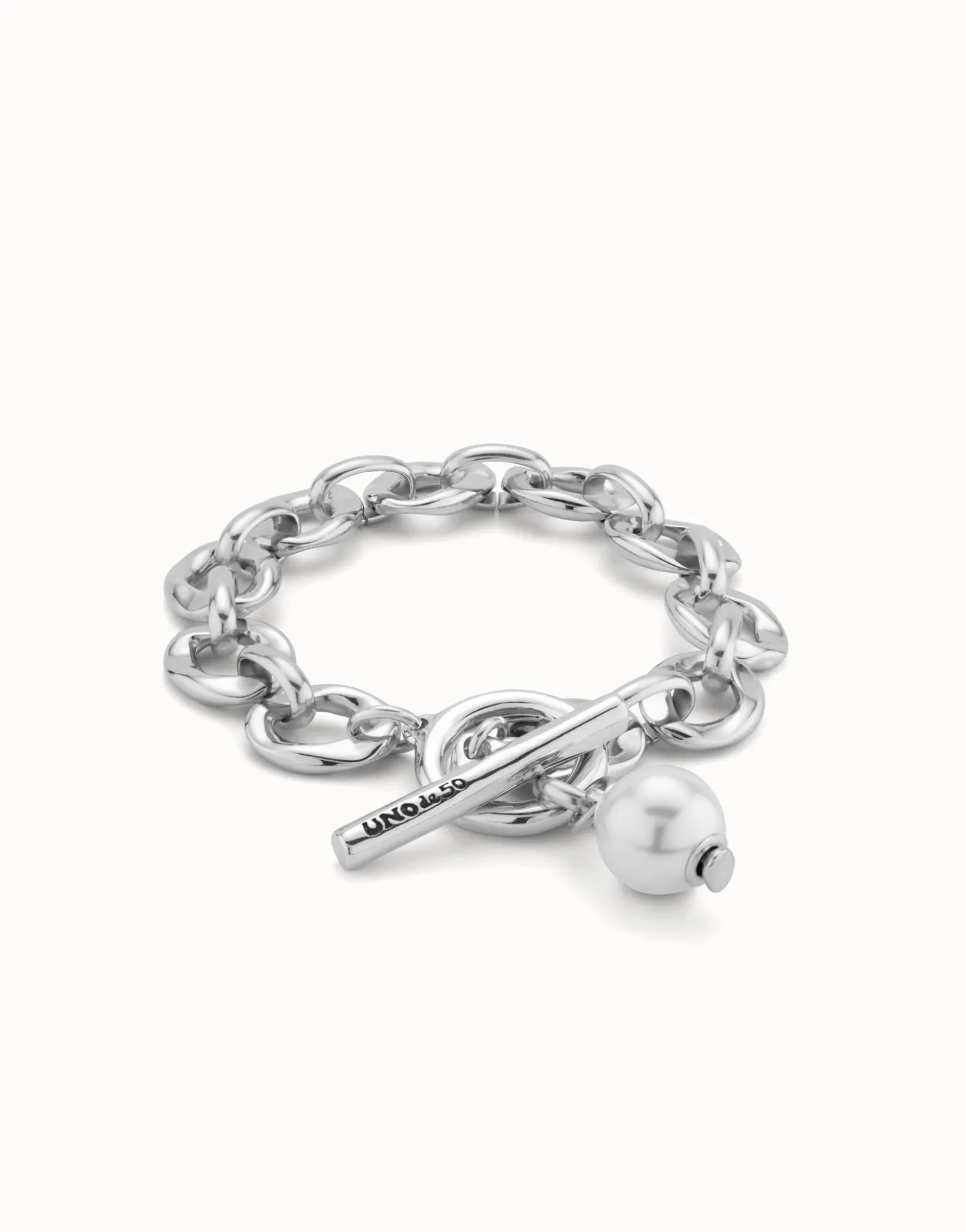 Large link chain bracelet with a pearl