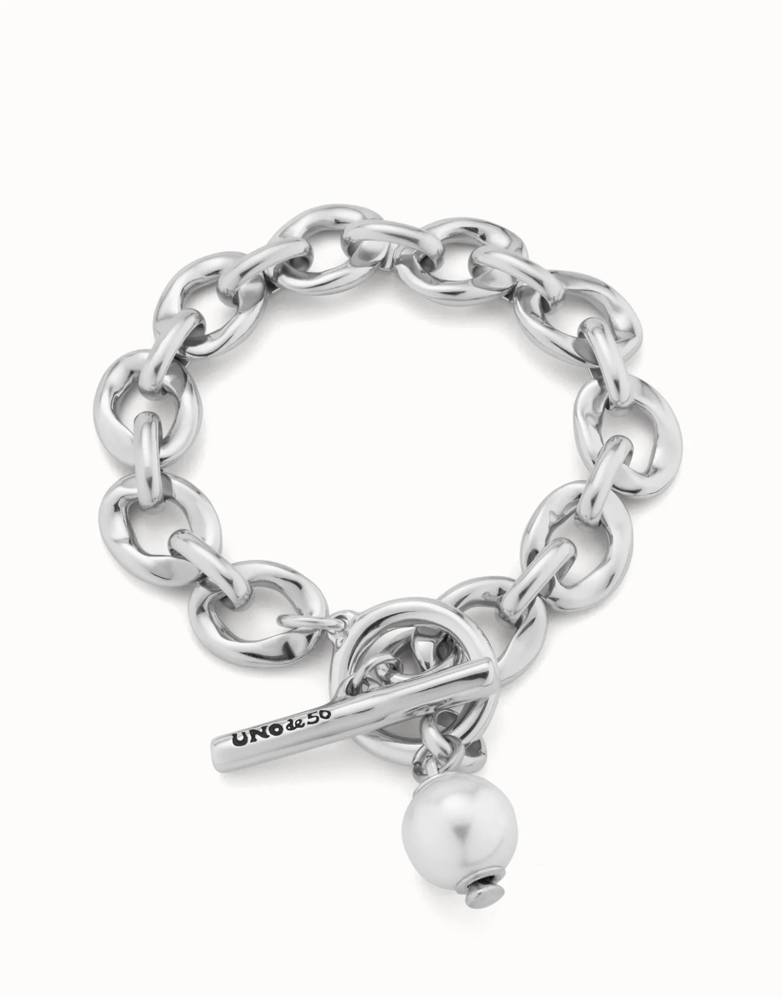 Large link chain bracelet with a pearl