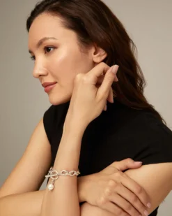 Large link chain bracelet with a pearl