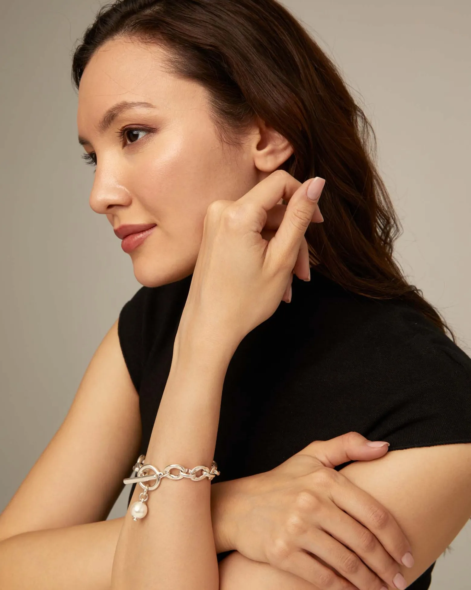 Large link chain bracelet with a pearl