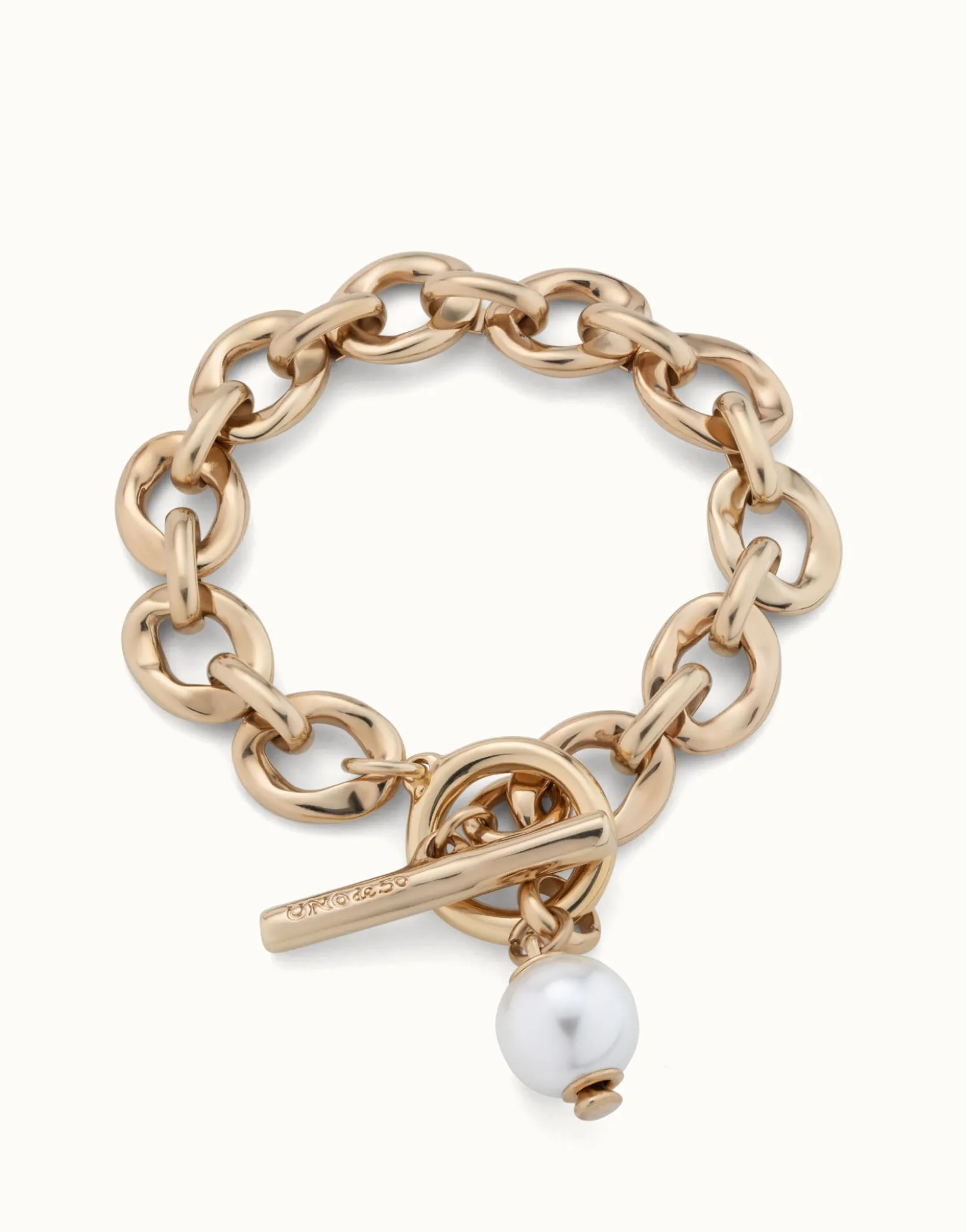Large link chain bracelet with a pearl