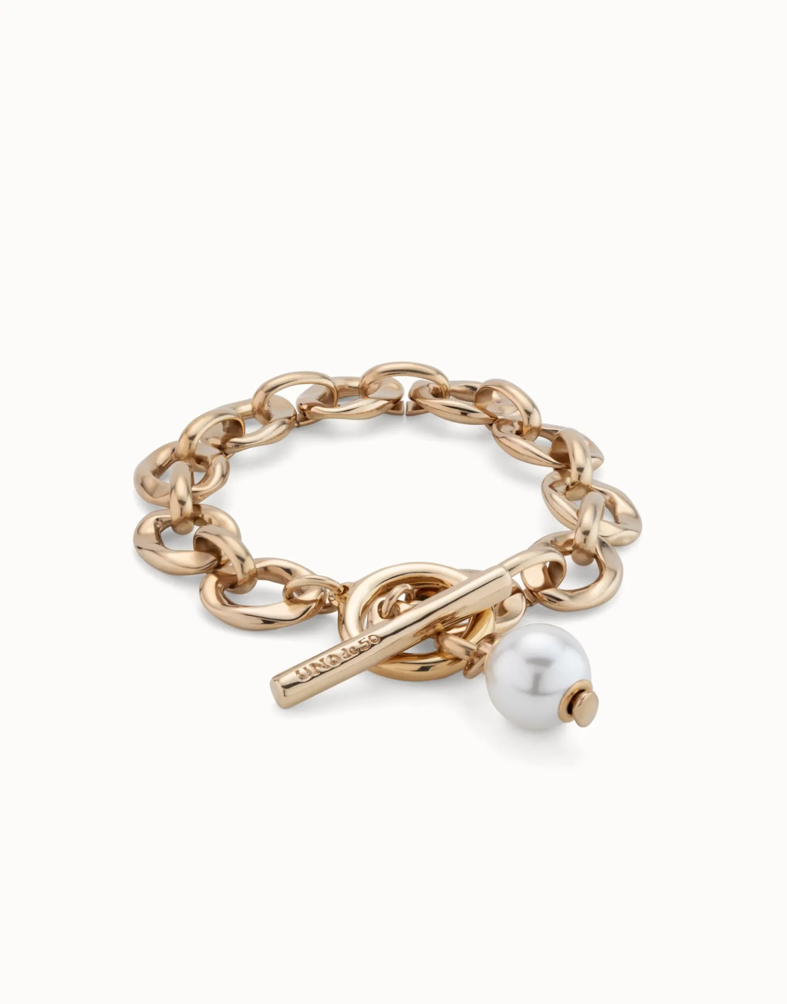 Large link chain bracelet with a pearl