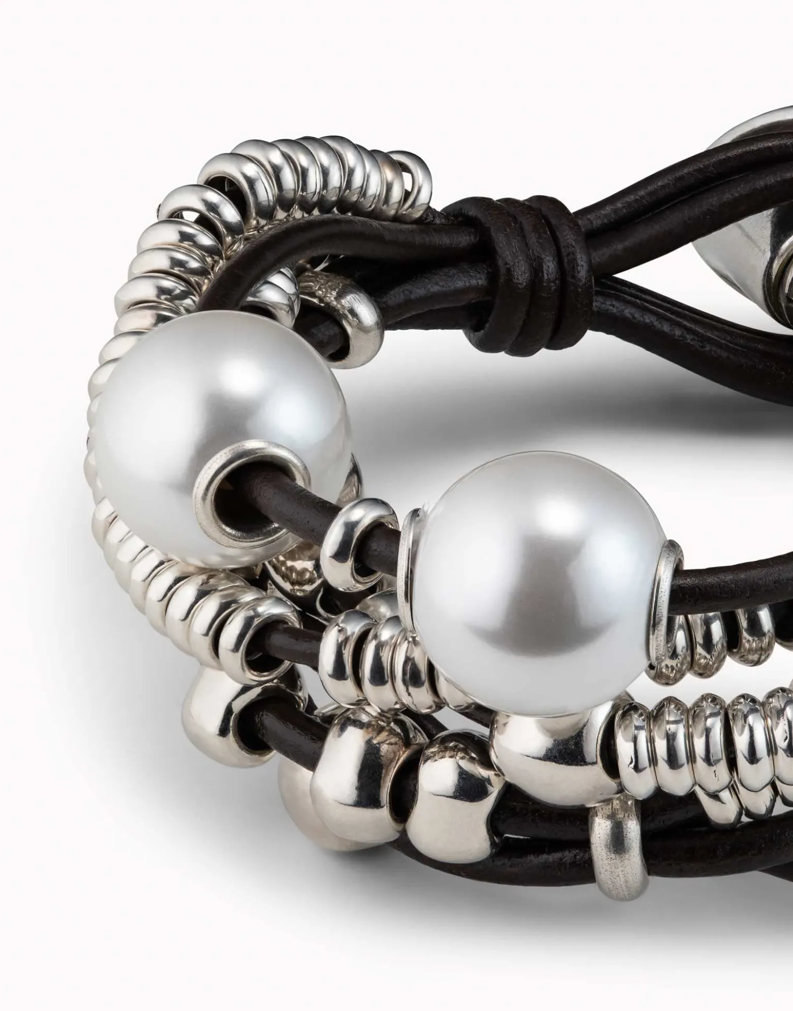 Leather beaed bracelet with pearls