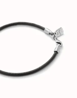 Leather charm bracelet with clasp