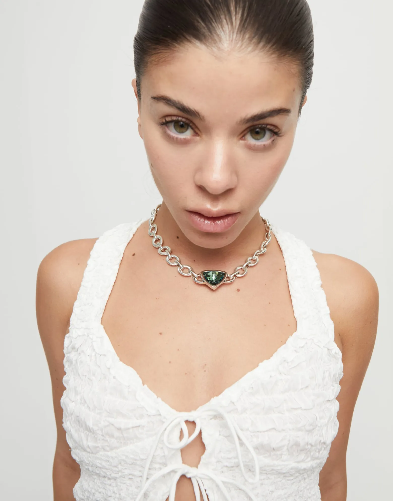 Link chain short necklace with a green crystal