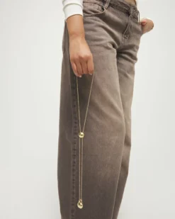 Long necklace with an adjustable chain and two weights
