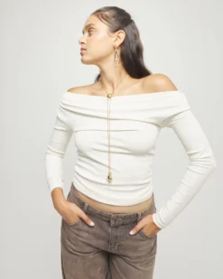 Long necklace with an adjustable chain and two weights