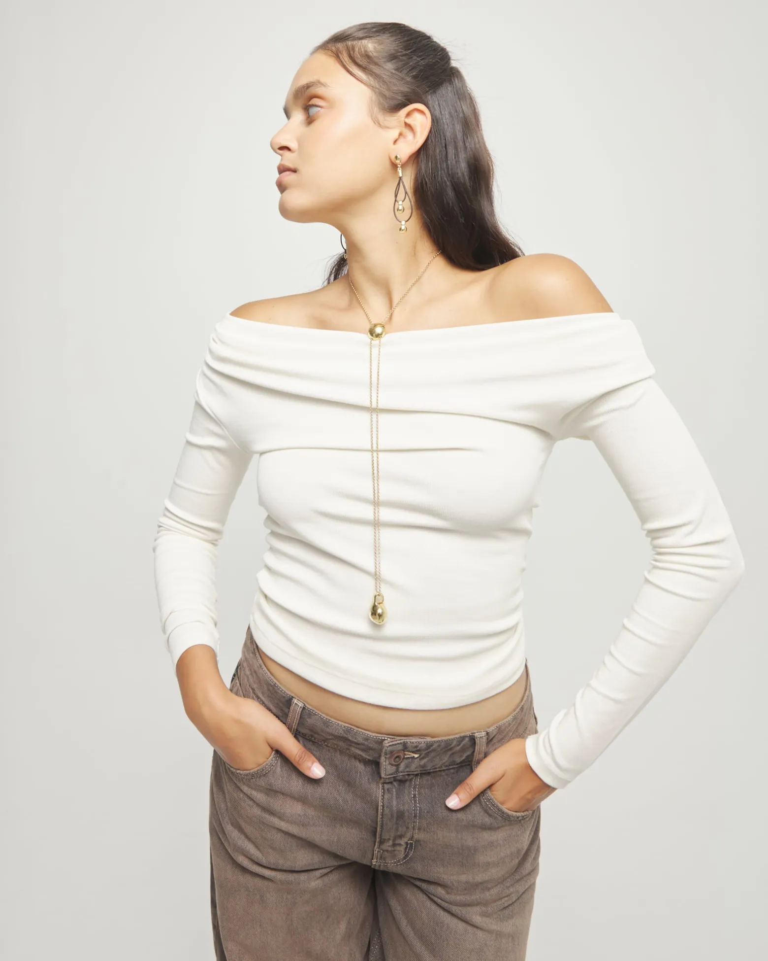 Long necklace with an adjustable chain and two weights