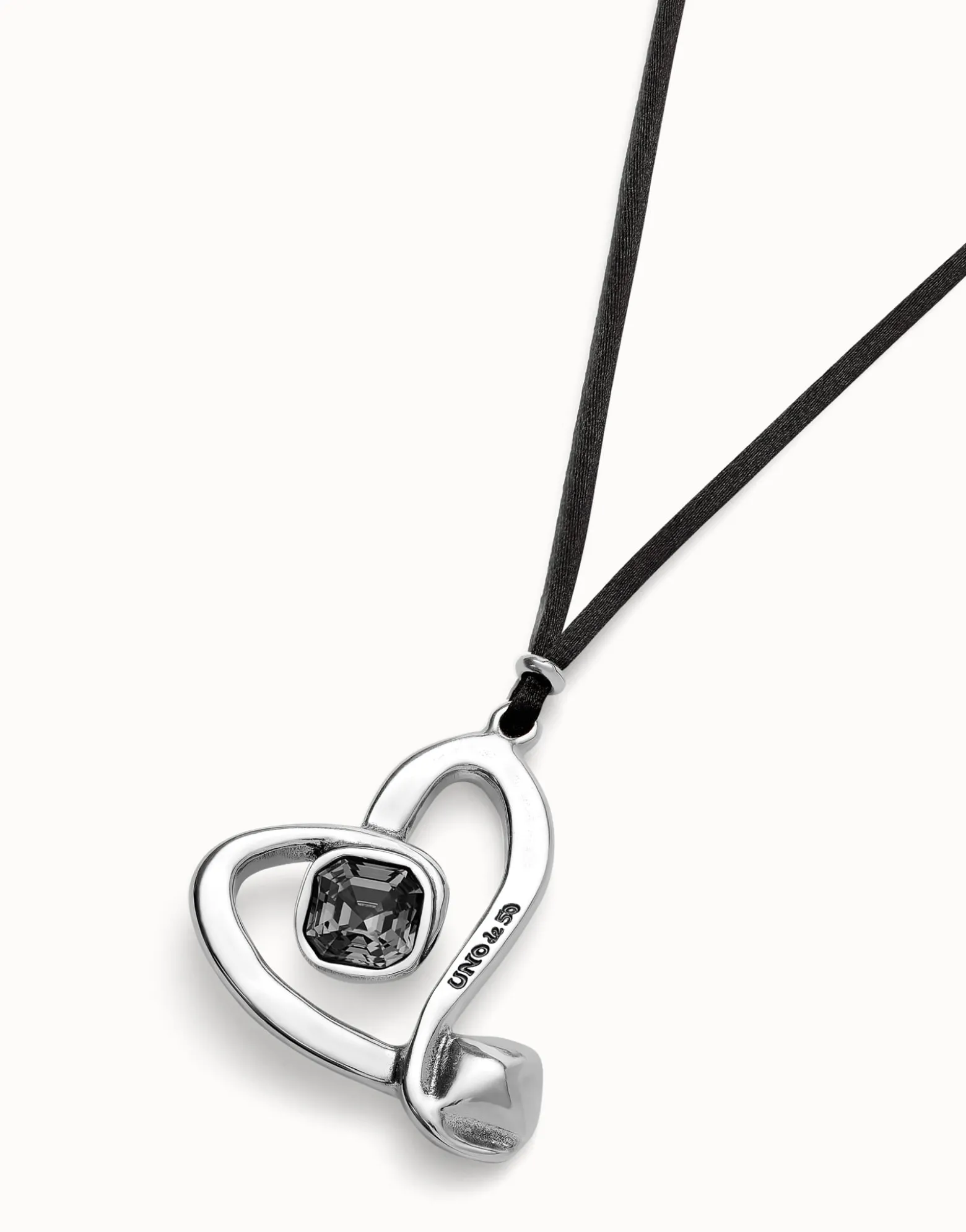Long pendant and central heart with black crystal