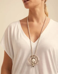 Long pendant necklace with pearl