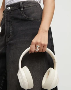 Manta ray-shaped ring