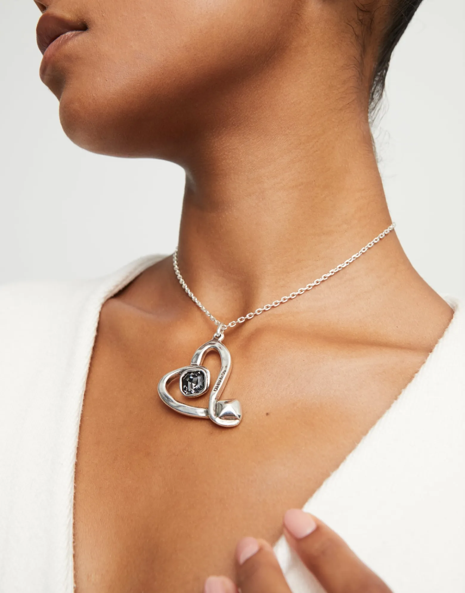 Midsize chain pendant necklace with a large heart