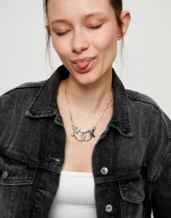 Necklace with large interlocking snap hook