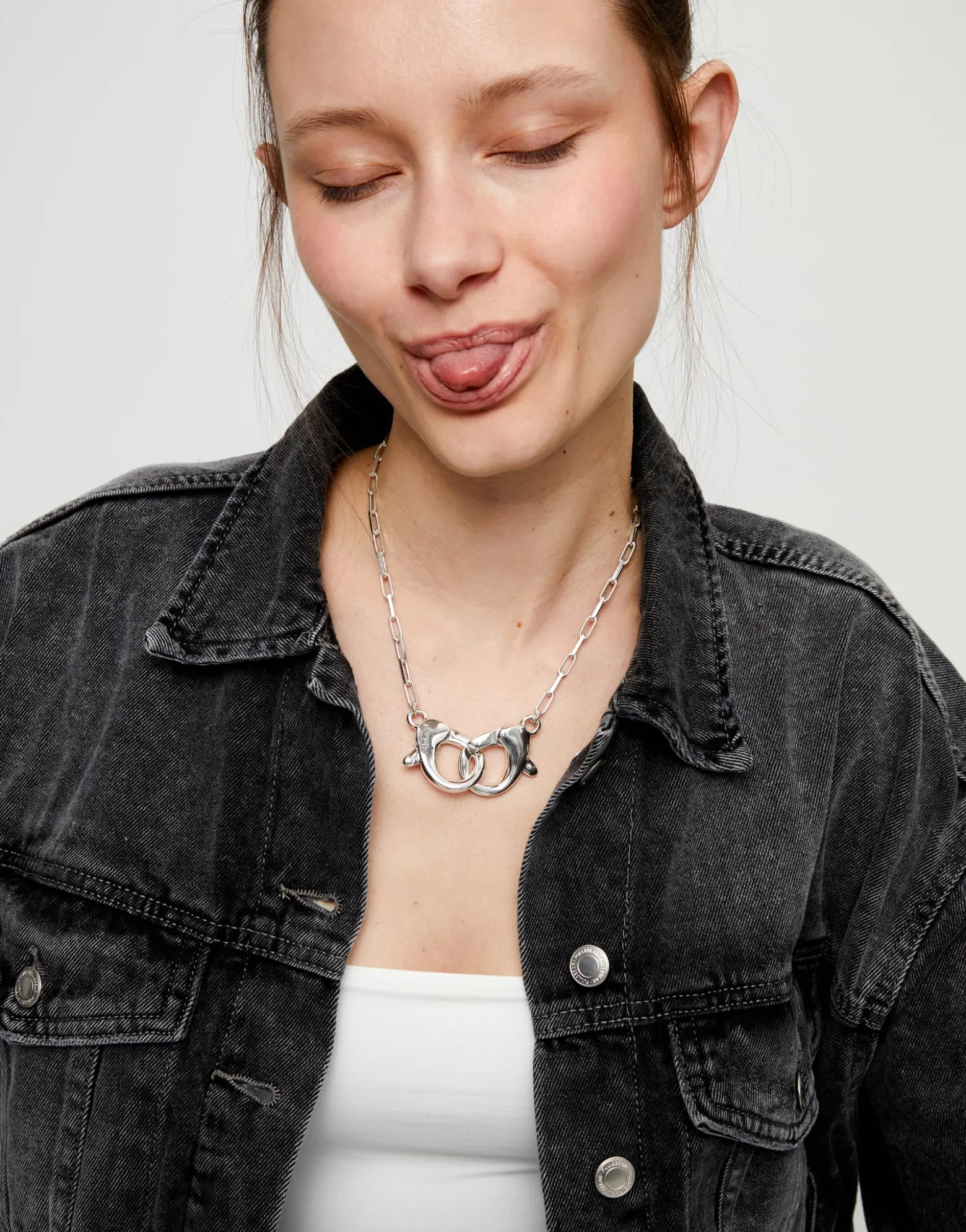 Necklace with large interlocking snap hook
