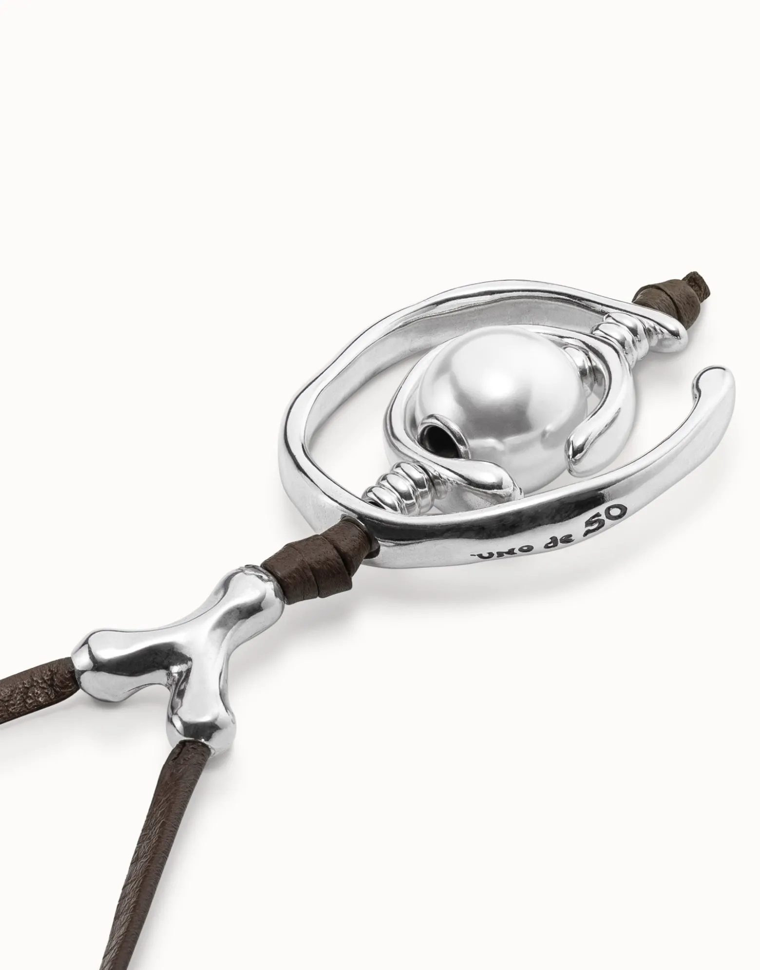Necklace with leather and pearl