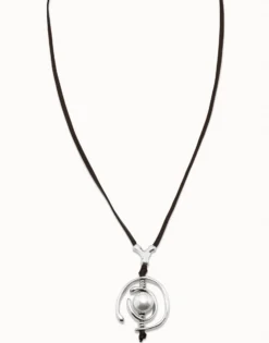 Necklace with leather and pearl