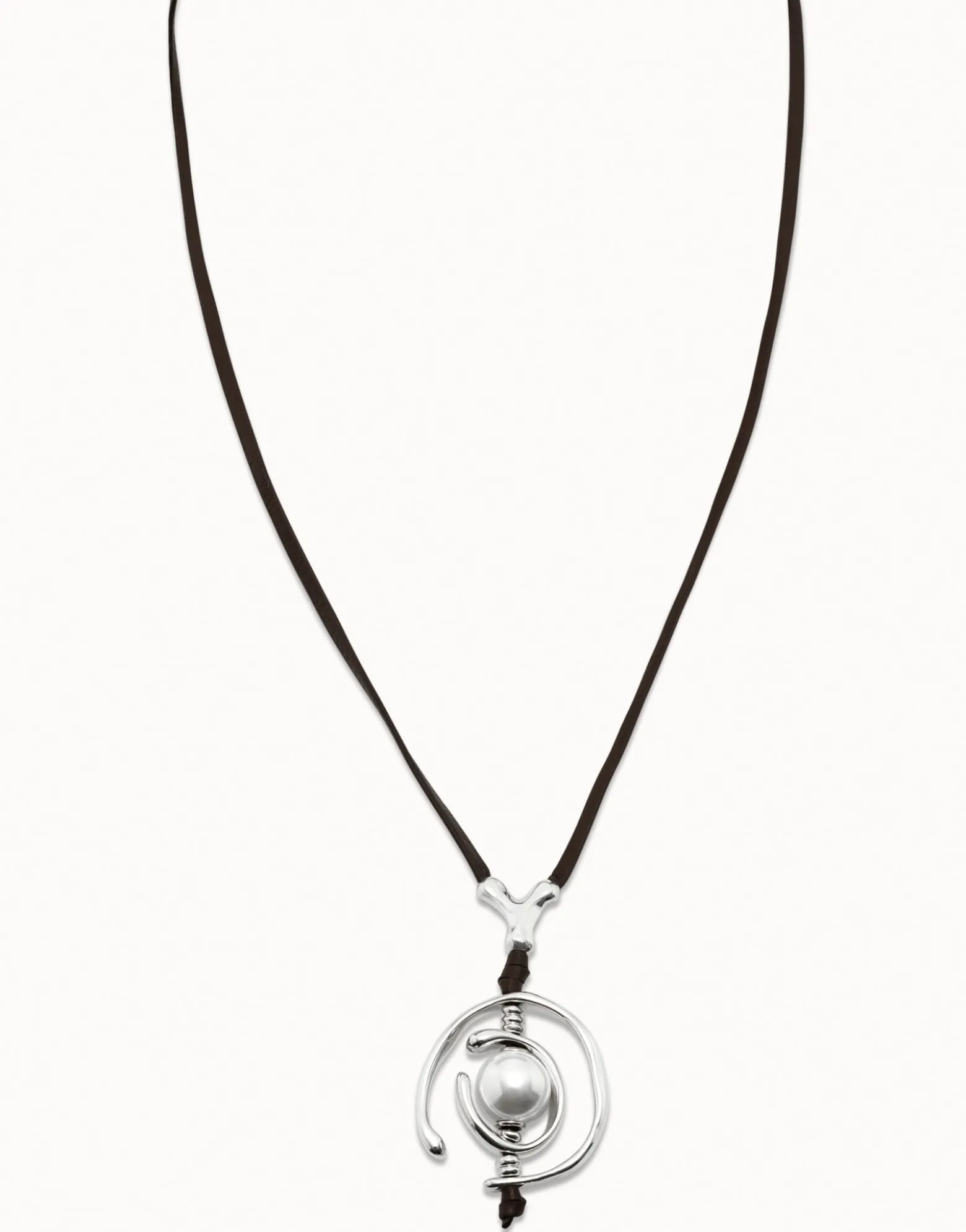 Necklace with leather and pearl