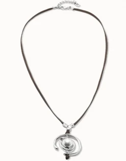 Necklace with leather and pearl