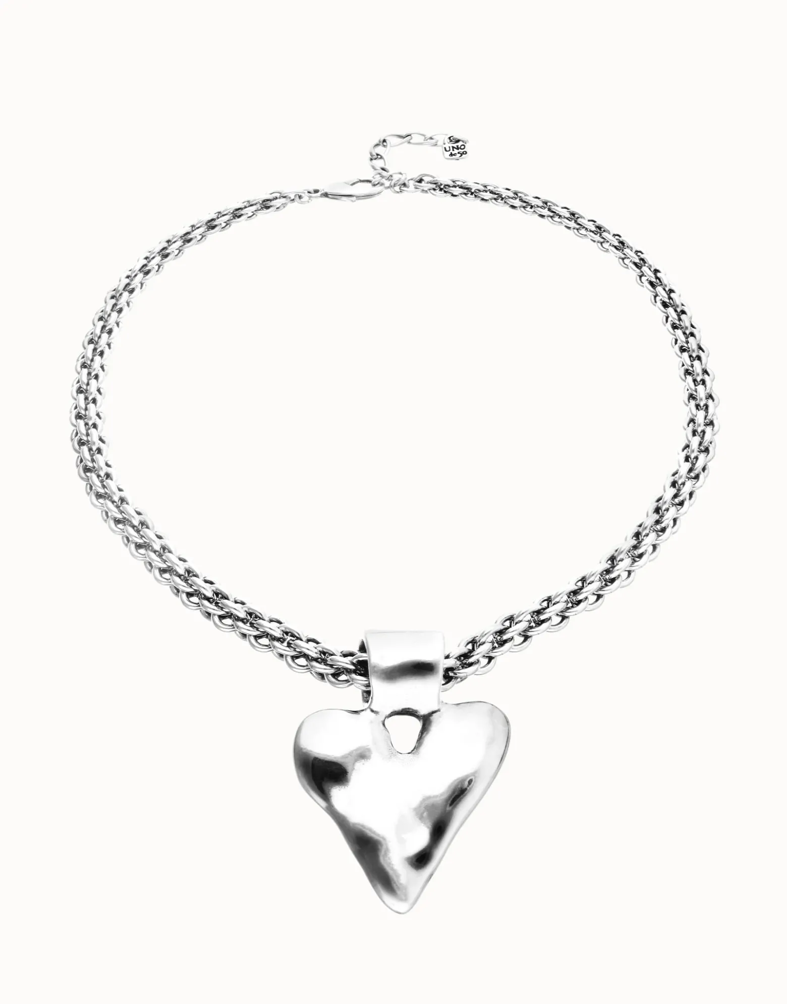 Necklace with thick chain and heart detail