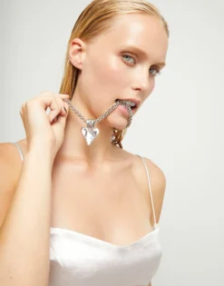 Necklace with thick chain and heart detail