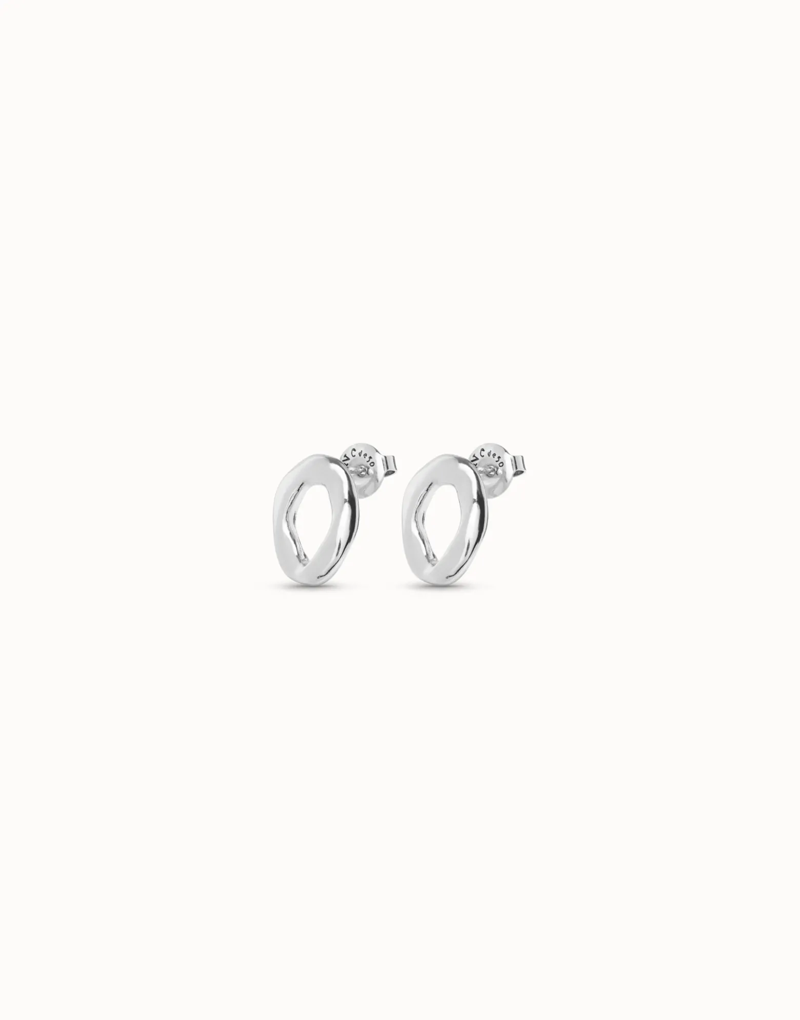 Oval link shape stud earrings