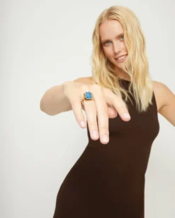 Rectangular ring with blue faceted crystal
