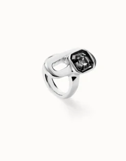 Ring with black crystal