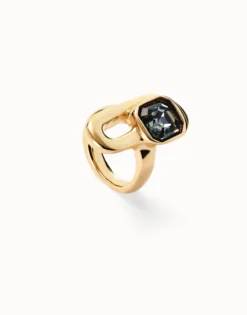 Ring with black crystal