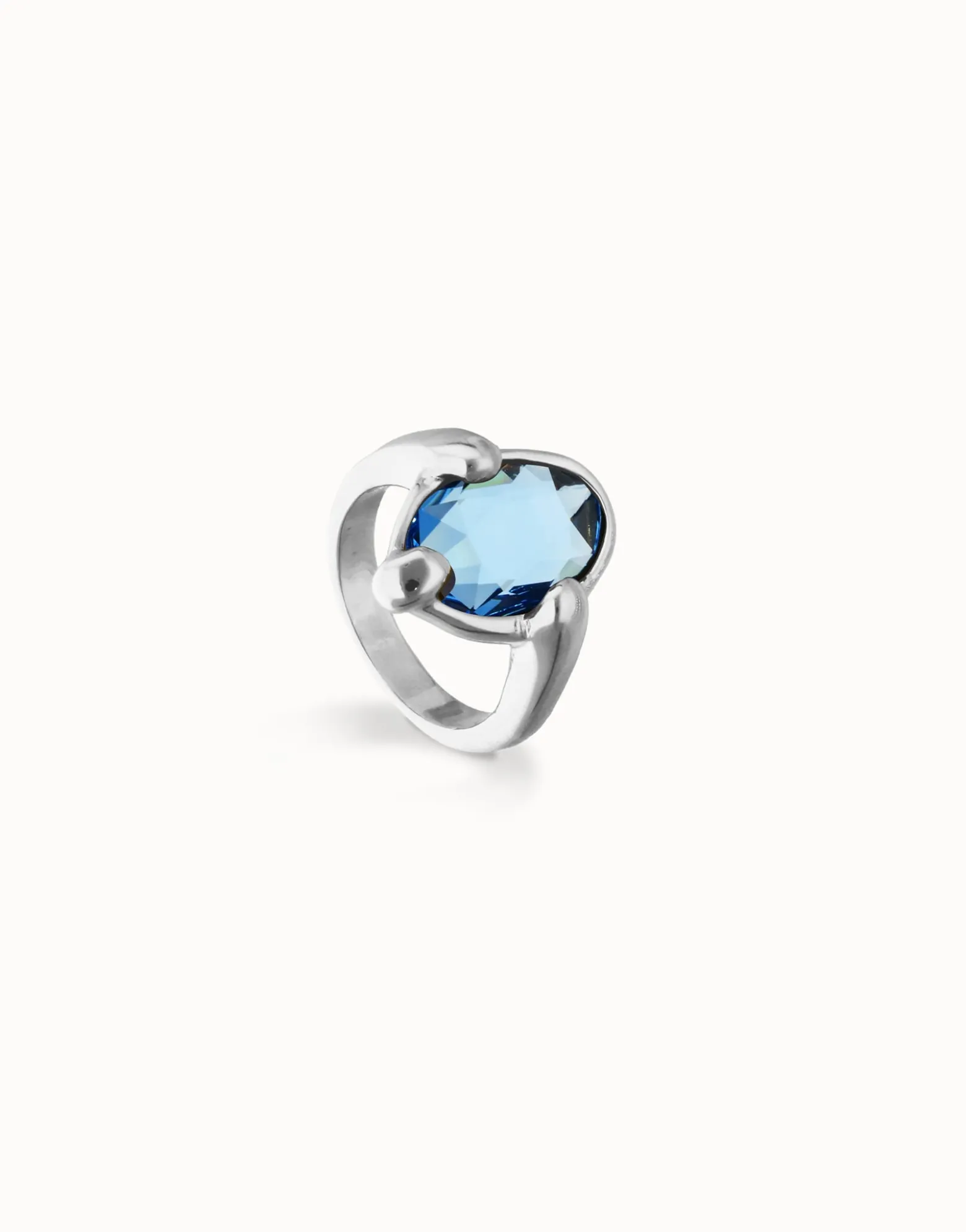 Ring with blue oval faceted crystal