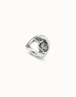 Ring with central oval and two crystals