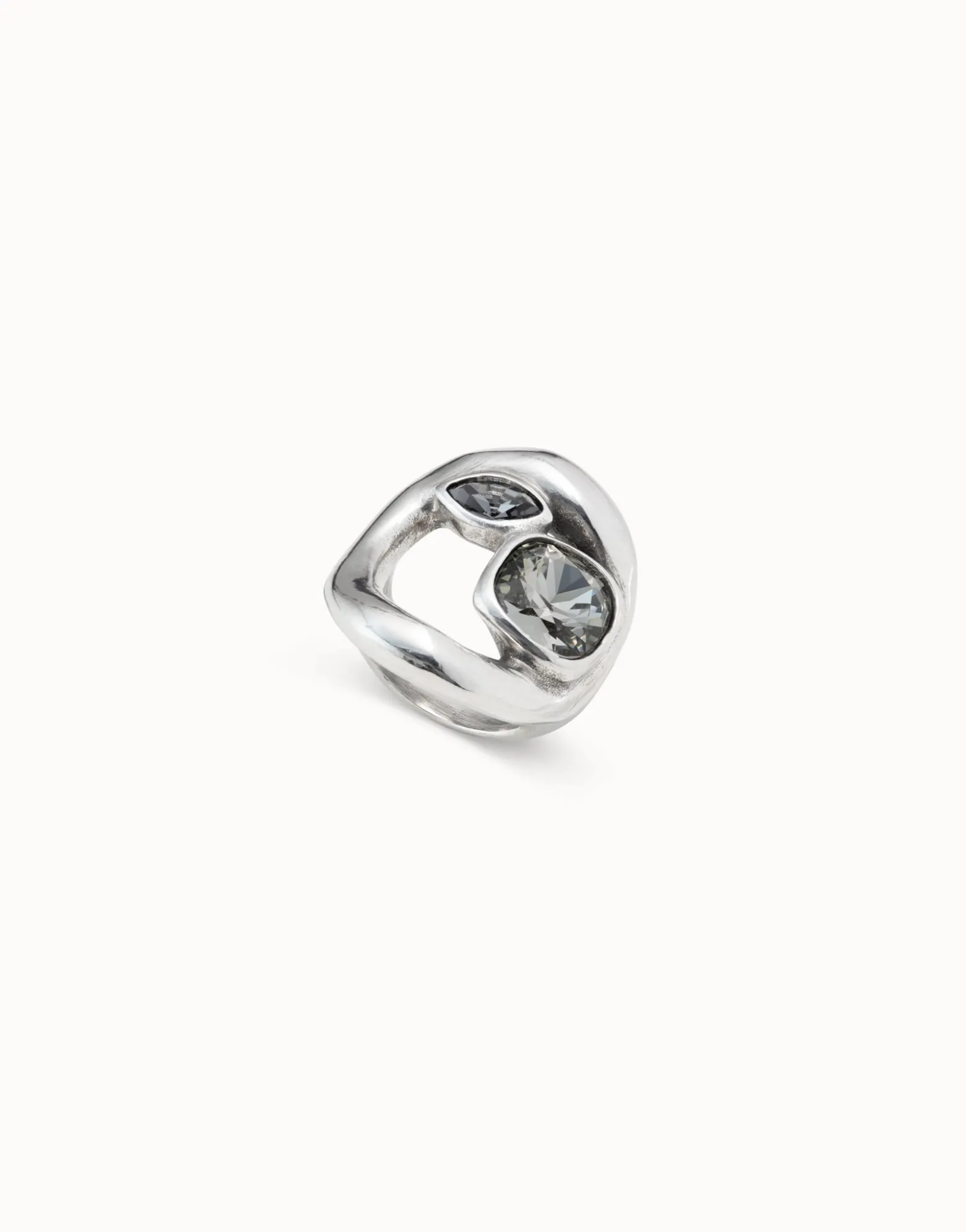 Ring with central oval and two crystals