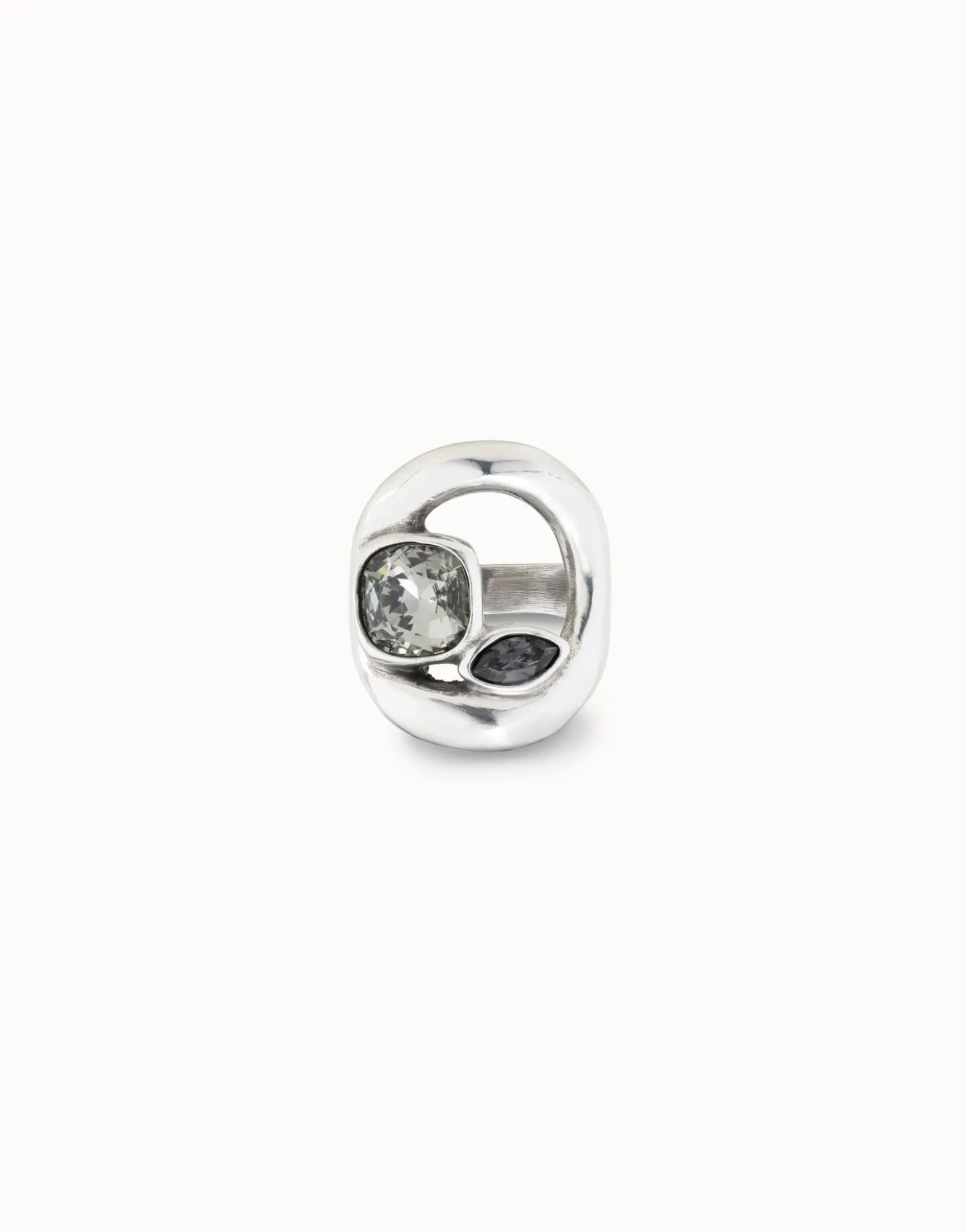 Ring with central oval and two crystals