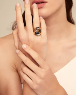 Ring with crystals with different sizes