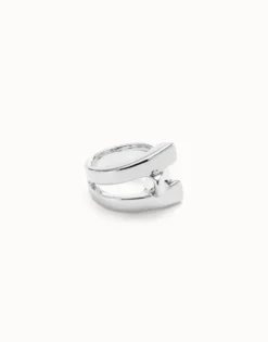 Ring with curved lines
