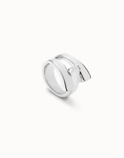 Ring with curved lines