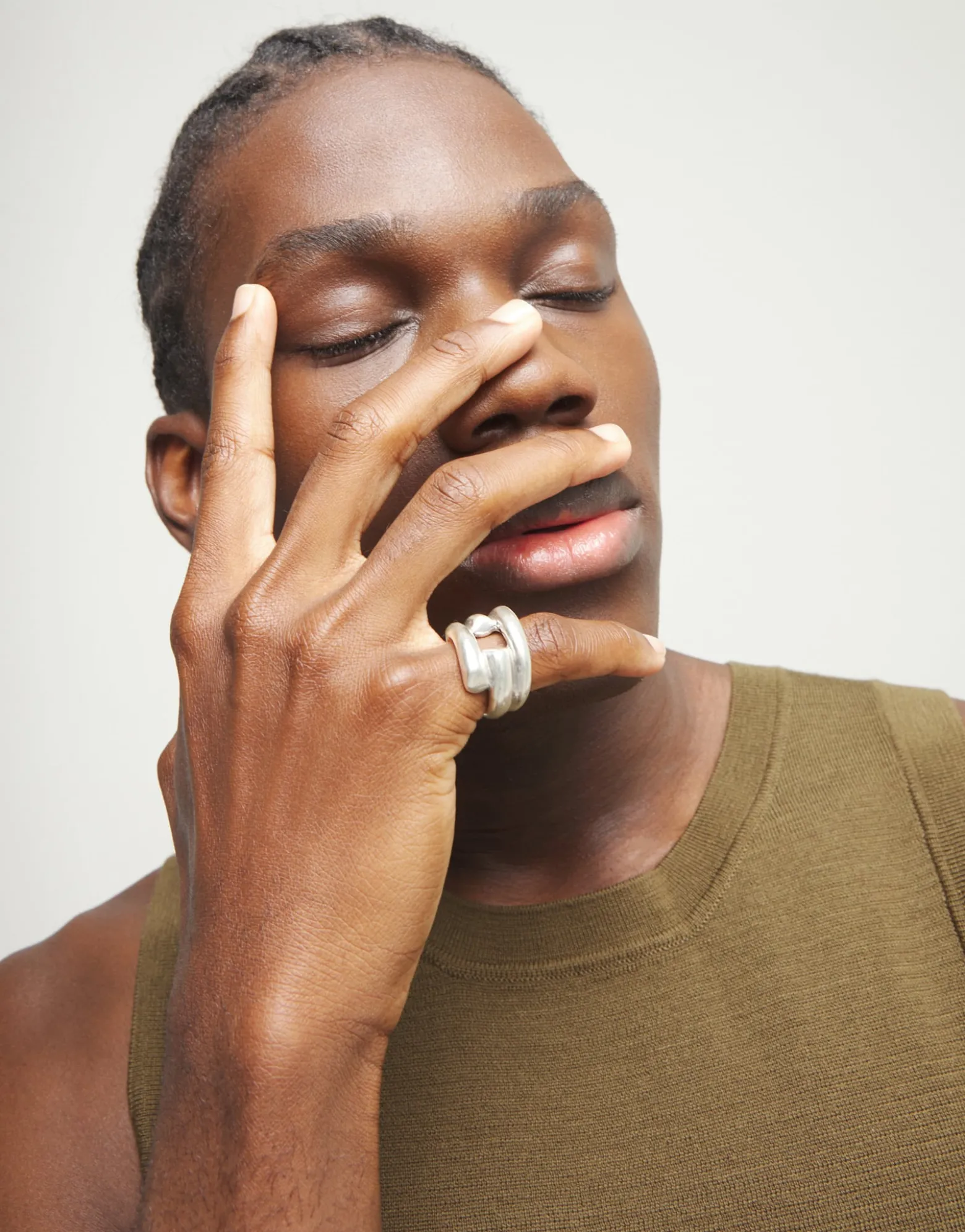 Ring with four intertwined organic shapes