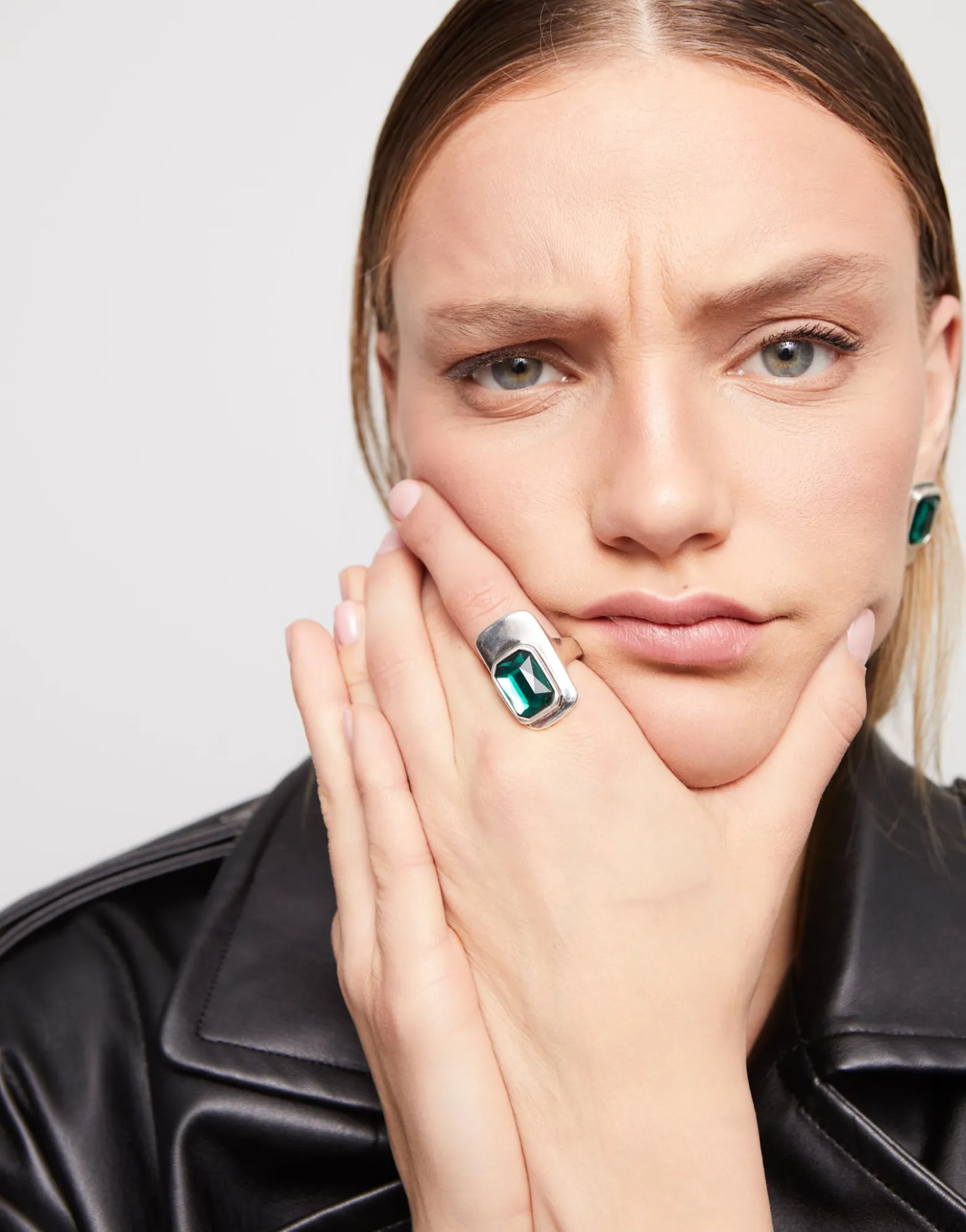 Ring with green crystal
