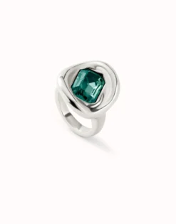 Ring with green crystal