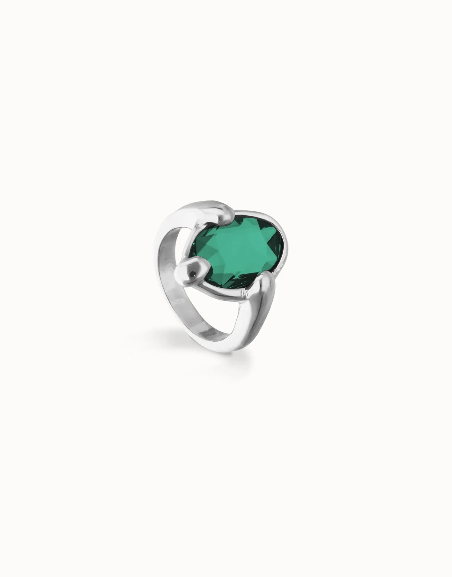 Ring with green oval faceted crystal