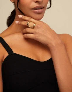 Ring with large central oval
