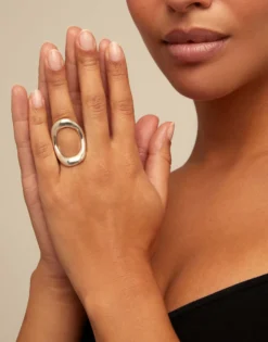 Ring with large central oval