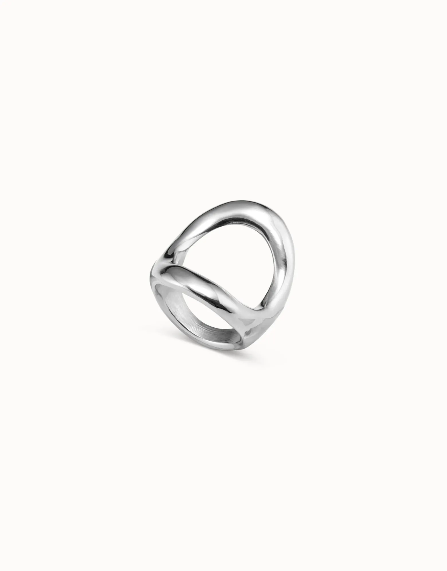 Ring with large central oval