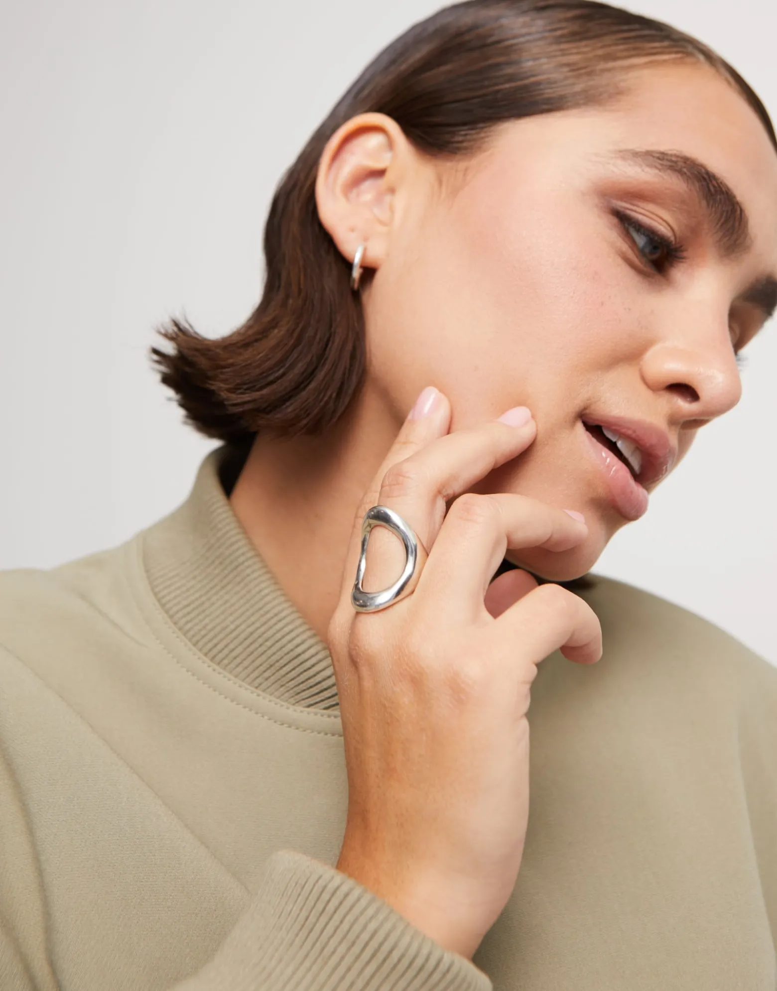 Ring with large central oval