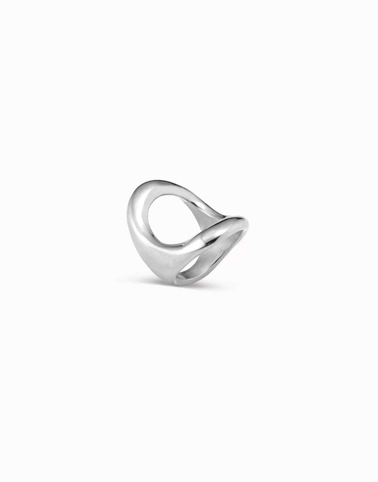 Ring with large central oval
