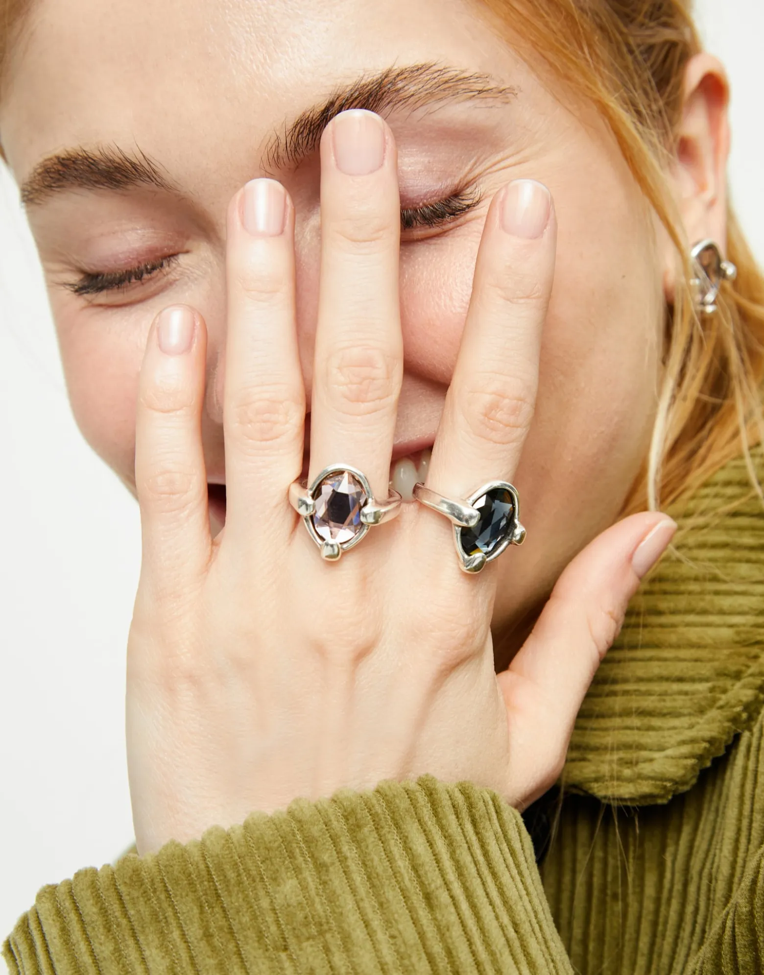 Ring with oval faceted black crystal