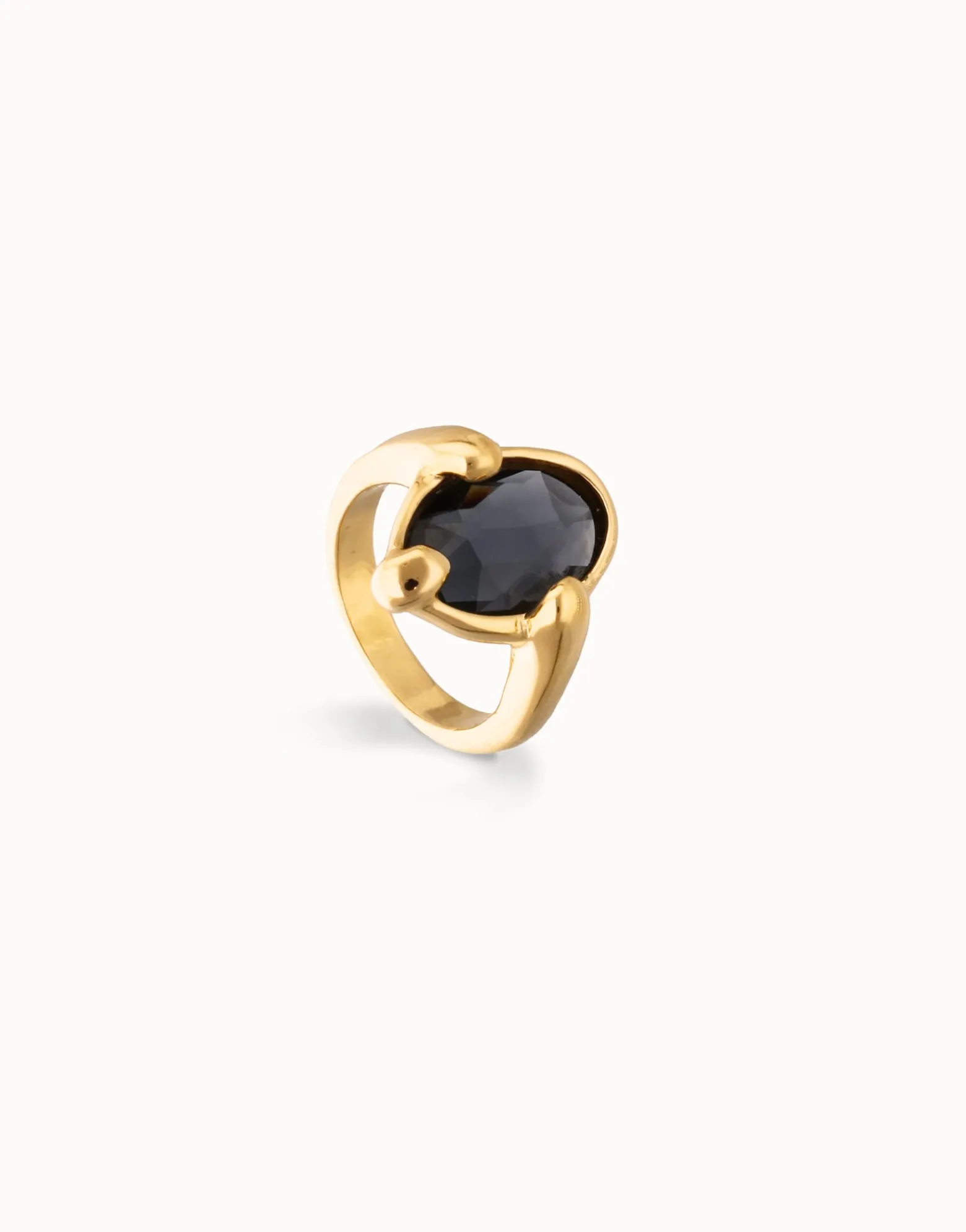 Ring with oval faceted black crystal